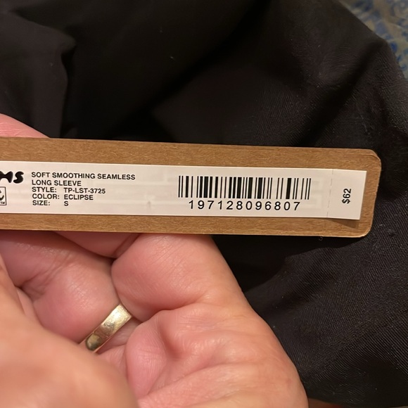 Skims Soft Smoothing Seamless Long Sleeve T-shirt size small NWT Onyx Black - Picture 5 of 5